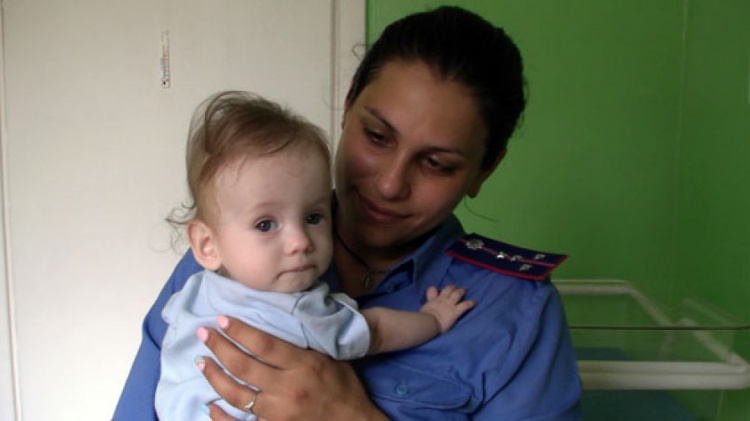 В Донецкой области мать едва не довела дочь до голодной смерти