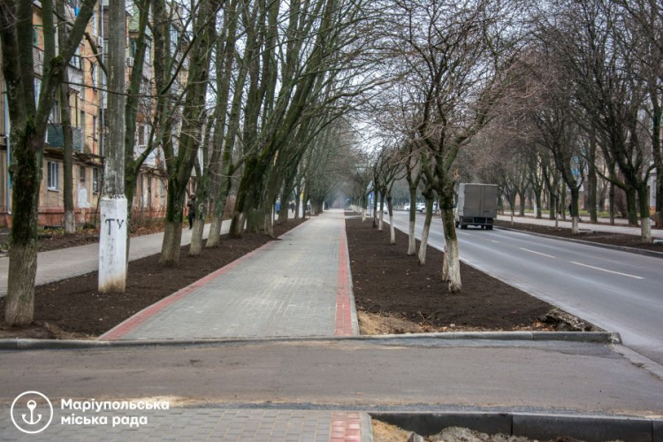 Полное обновление: на одной из улиц Мариуполя отремонтировали водопровод, дорогу и тротуар (ФОТО)