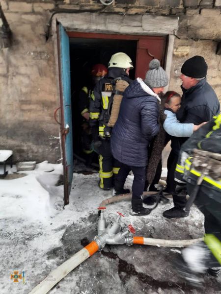 В Донецкой области загорелась квартира в жилом доме: спасали трех человек