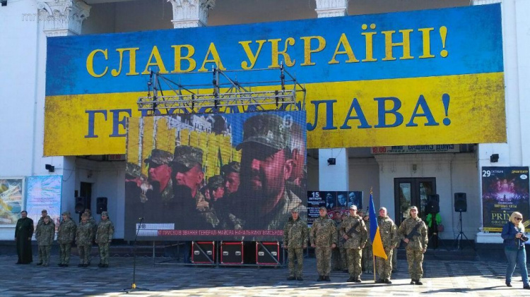Мариупольцев поздравили с Днем Защитника Украины и Покровом с большого экрана у драмтеатра (ФОТО+ВИДЕО)