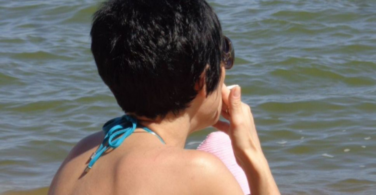 Отдыхающие на пляжах Мариуполя подвергаются никотиновой дискриминации (ФОТОФАКТ)