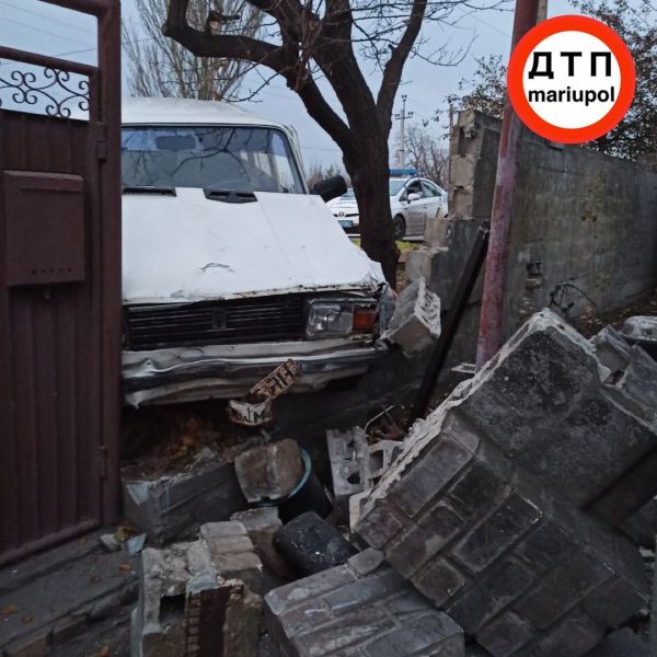 В Мариуполе водитель врезался в авто, снес забор у дома и сбежал, бросив машину