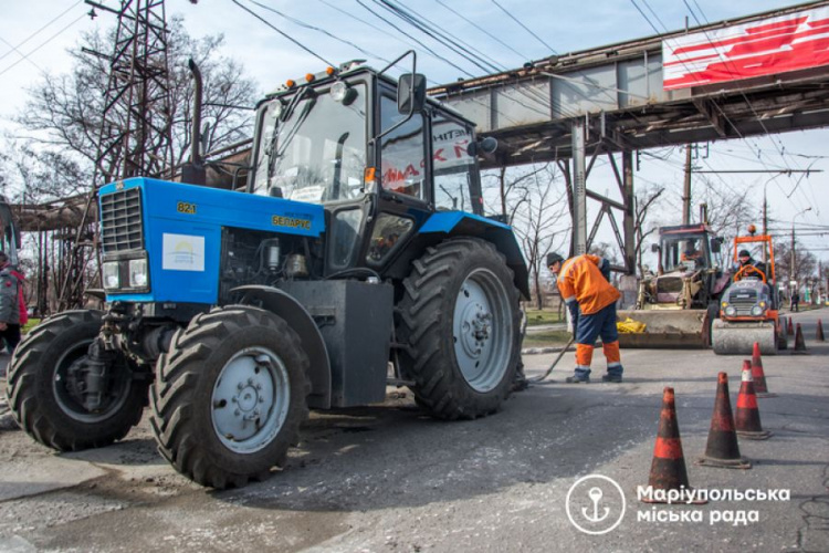 В Мариуполе аварийные участки дорог ремонтируют холодным асфальтом (ФОТО)