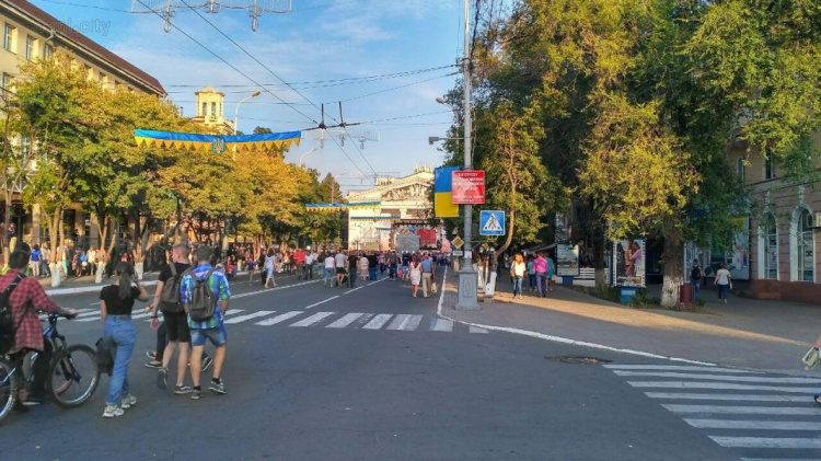 Мариупольцы празднуют День города под зажигательную музыку «ТіК» и победителей «Червона рута-2017» (ФОТО И ВИДЕО 360)