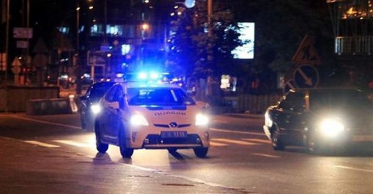 В Мариуполе полиция помешала ночному рандеву в авто с громкой музыкой и алкоголем