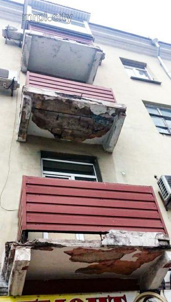 Мариупольские водолазы спасали горожан от рушащихся балконов в центре города (ФОТО)