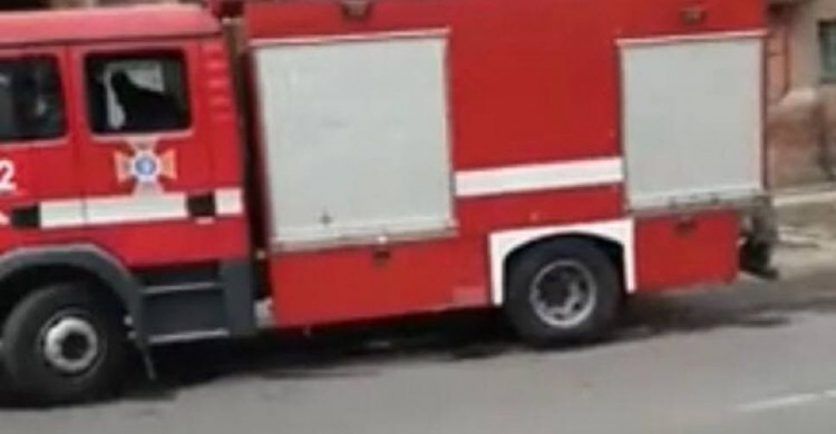 В центре Мариуполя произошло возгорание: работают спасатели