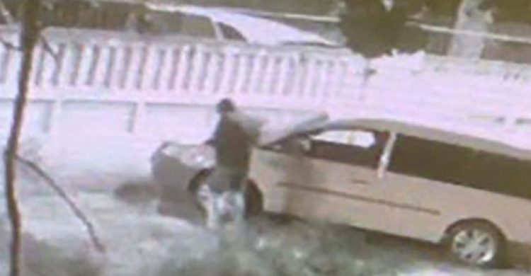 В Мариуполе разыскивают подозреваемого в поджоге авто