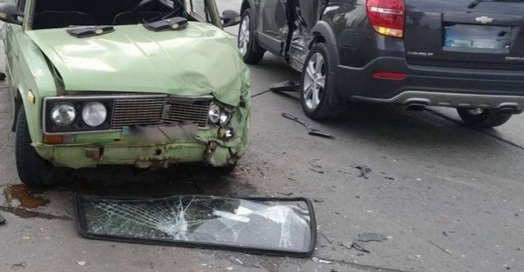 От удара вылетело лобовое стекло: в Мариуполе две легковушки попали в аварию