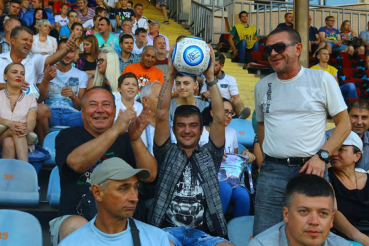 Безопасность на футбольном матче в Мариуполе обеспечивали 400 полицейских (ФОТО+ВИДЕО)