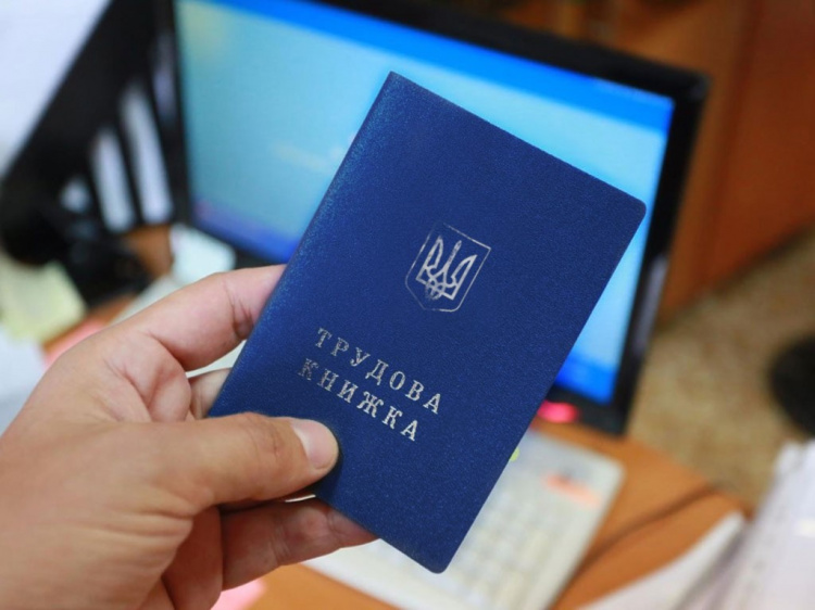 Як переселенцям з Донбасу відновити трудову книжку – роз’яснення