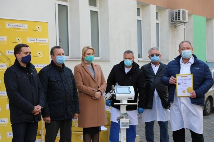 Фонд Рината Ахметова передал пять современных ИВЛ-аппаратов мариупольской горбольнице