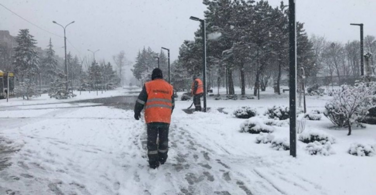 Последствия снегопада в Мариуполе устраняет спецтехника