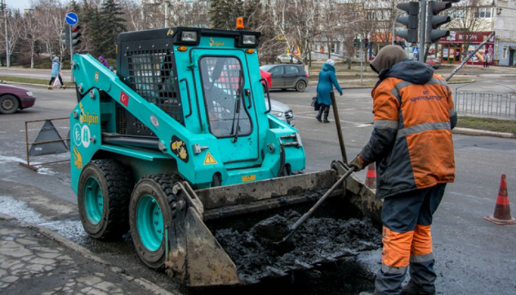 В Мариуполе с помощью специальной машины чистят ливневки (ФОТО)