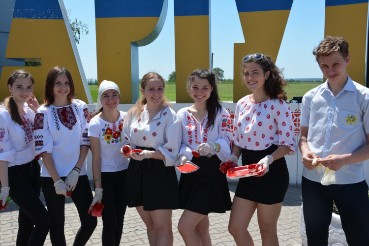 Мариупольские школьники в вышиванках украсили въезд в город национальным орнаментом (ФОТО)