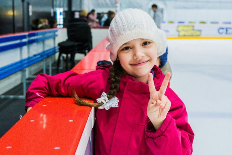 Коньки и мороженое: дети с удовольствием тренируются на новой Ледовой арене в Мариуполе