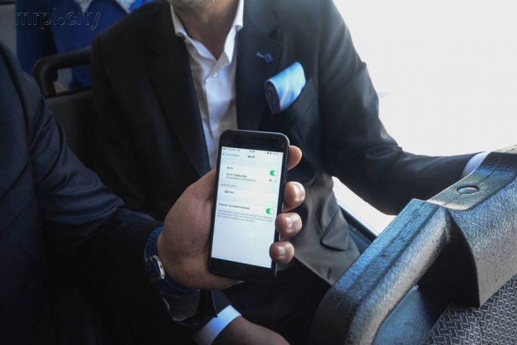 В мариупольском троллейбусе вице-премьер-министр Украины Геннадий Зубко обнаружил Wi-Fi (ФОТОФАКТ)
