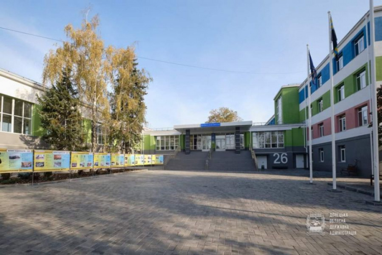 Владимир Зеленский осмотрел отремонтированную мариупольскую школу