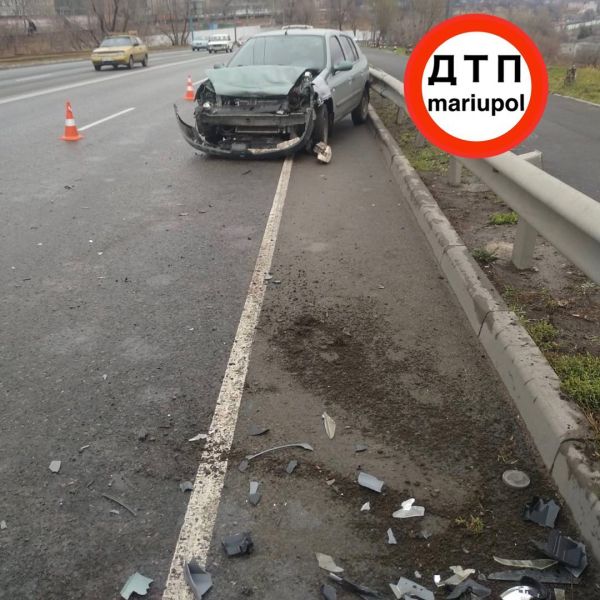 Не справился с управлением: в Мариуполе водитель легковушки влетел в отбойник