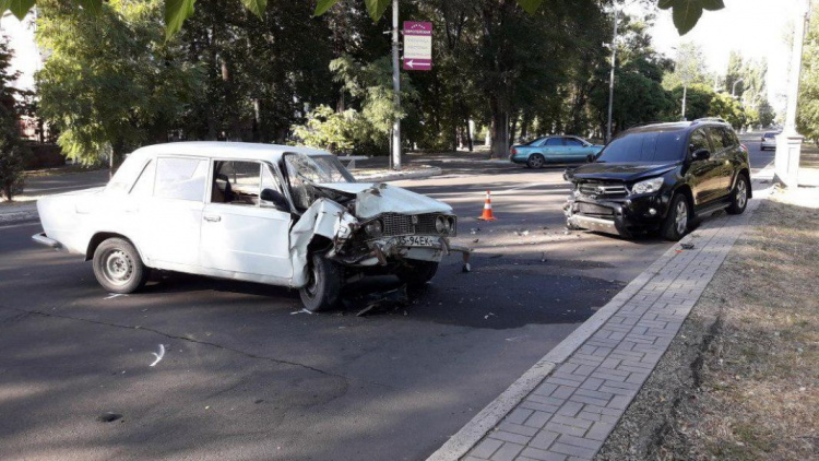 В Мариуполе из-за укуса насекомого столкнулись автомобили (ФОТО)