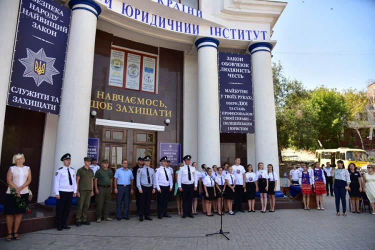 В Мариуполе прозвучал гимн Донецкого юридического института (ФОТО)