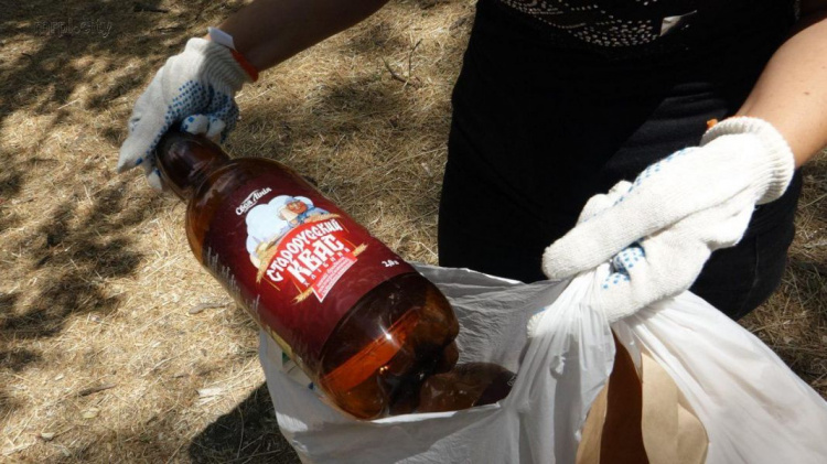 День без полиэтилена: мариупольские школьники собрали мешки пластика (ФОТО)