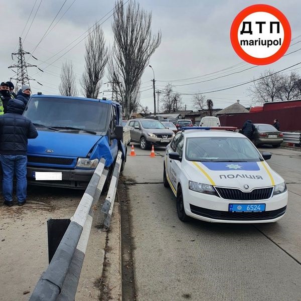 В центре Мариуполя автомобиль врезался в отбойник