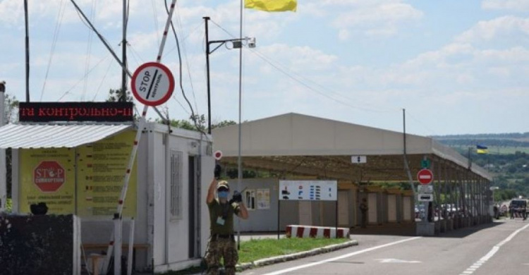 Боевики не пускают домой: на КПВВ Донбасса живут 14 человек