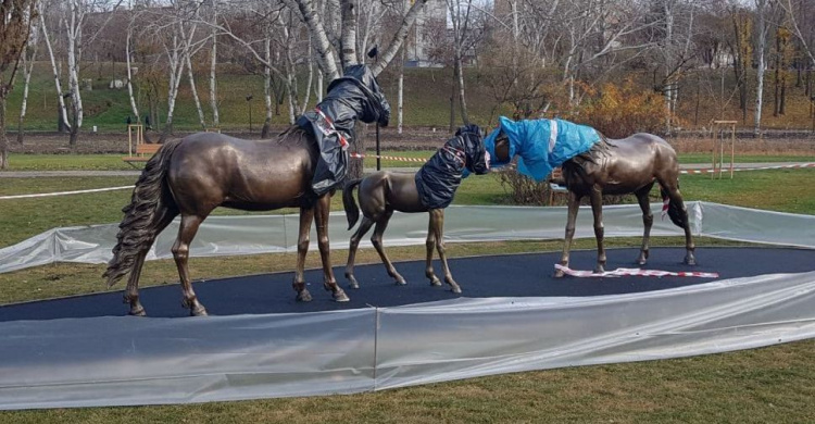 Почему скульптуры лошадей в мариупольском парке укутали полиэтиленом, и когда откроют доступ к фотозоне