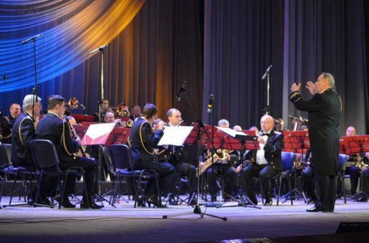 Национальный президентский оркестр приехал в Мариуполь, чтобы выступить для военных (ФОТО)