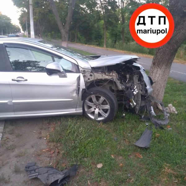 Peugeot после столкновения с Hyundai врезался в дерево на мариупольском проспекте