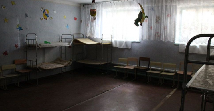 Первоклассников мариупольской гимназии отправляют спать в подвальное помещение без проветривания (ФОТО+ВИДЕО)