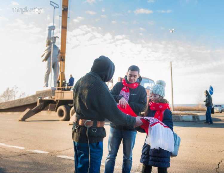 Мариупольцам подарят мини-версию шарфа, которым украсили памятник Сталевару (ФОТО)