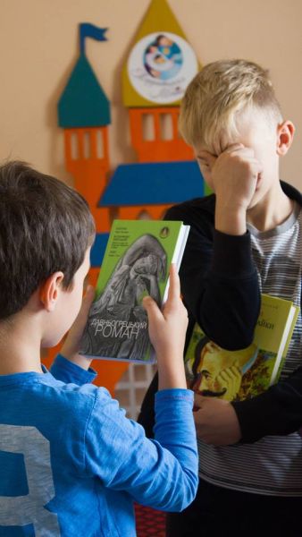 Киевское издательство подарило мариупольским детям книги о волшебниках и драконах (ФОТО)