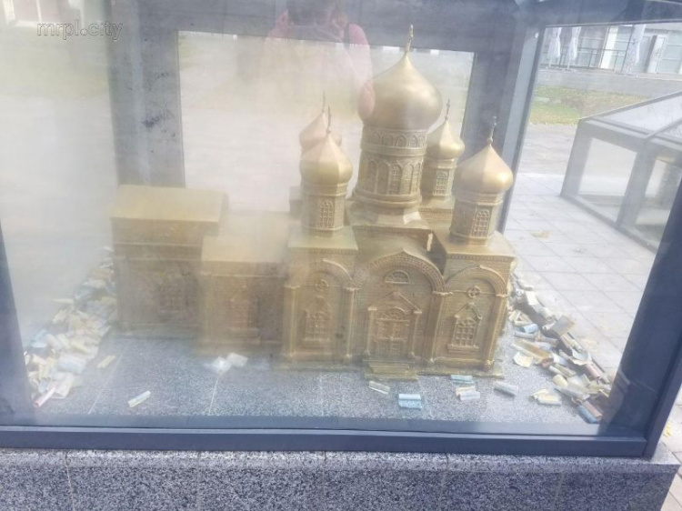 На счастье: в Мариуполе храм Марии усыпали деньгами (ФОТО)