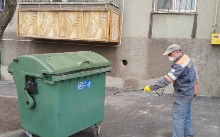 В Мариуполе ежедневно обрабатывают дезрастворами мусорные контейнеры (ФОТО)
