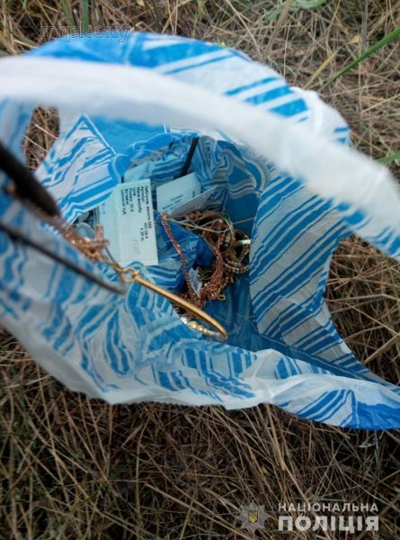 В Мариуполе вор «обнес» две квартиры: среди награбленного – пакет с золотом (ФОТО)