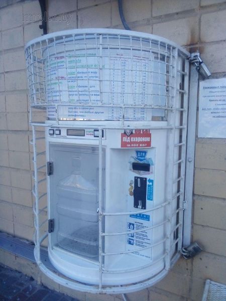 В Мариуполе установили автомат для испытывающих жажду прохожих (ФОТОФАКТ)