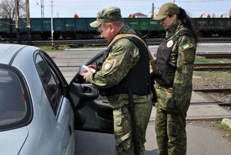 Полицейские усилили отработку населенных пунктов под Мариуполем (ФОТО)