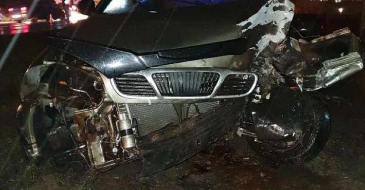 Автомобили сбили двух пешеходов и столб в Мариуполе