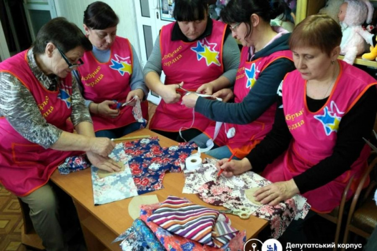 В Мариуполе организовали пошив защитных масок для людей с инвалидностью (ФОТО)