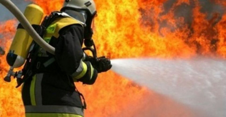 В Мариуполе при пожаре в многоэтажном доме спасли мужчину