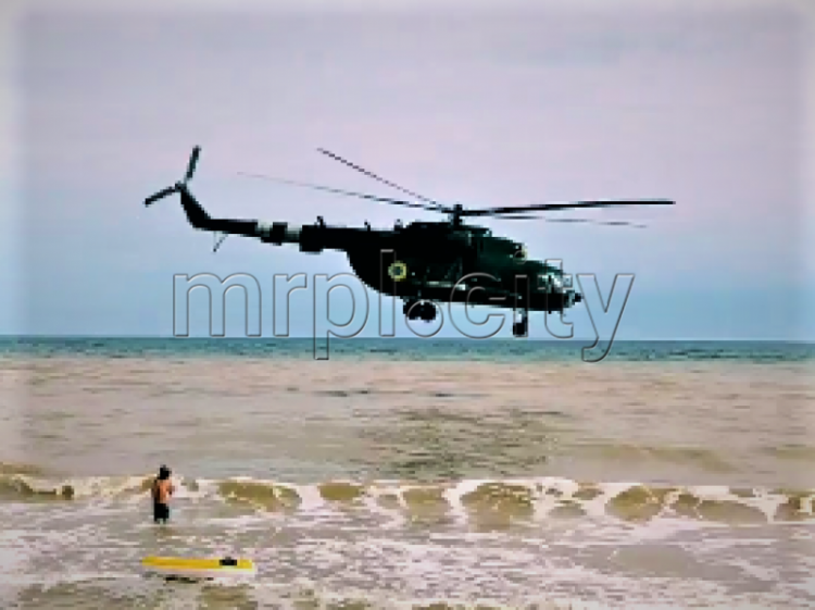 В курортном поселке под Мариуполем вертолет пронесся над головами отдыхающих