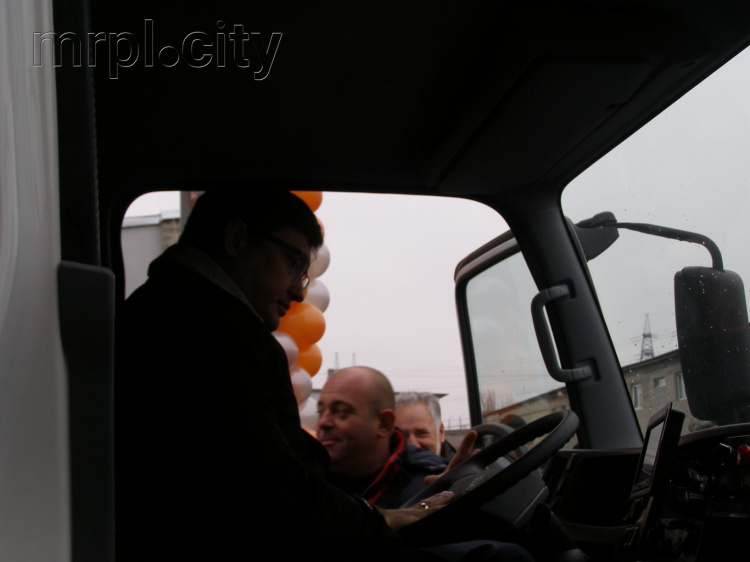 Мэр Мариуполя сел за руль мусоровоза и открыл обновленный «Коммунальник» (ФОТО)