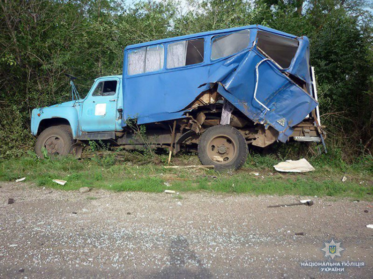 Под Мариуполем в ДТП попала семья с ребенком, врезавшись в грузовик (ФОТО)