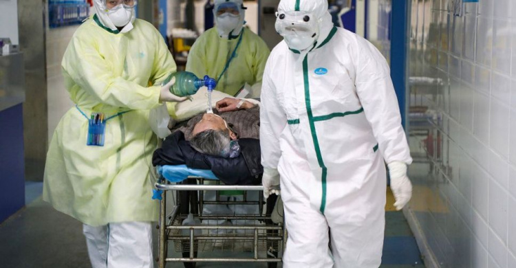 Пятерых украинцев проверяют на коронавирус. С начала эпидемии умерли уже 1018 человек