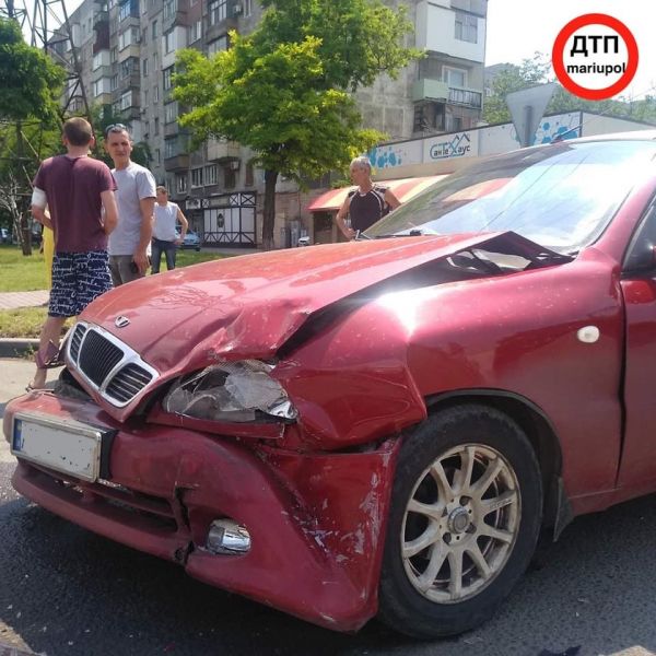 В Мариуполе в ДТП перевернулся автомобиль: есть пострадавшие (ФОТО)