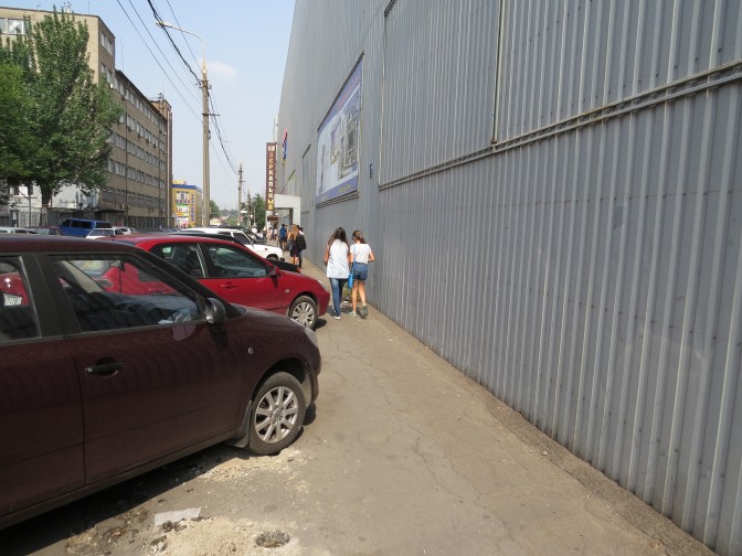 В центре Мариуполя за счет предпринимателей строят новую парковку (ФОТО)