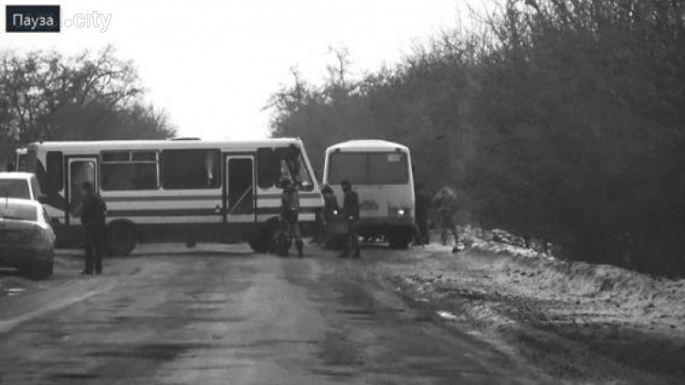В Донецкой области люди в балаклавах перегородили дорогу военным и аварийным службам (ФОТО+ВИДЕО)