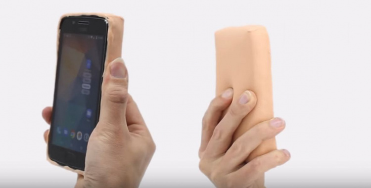Ученые создали жуткий чехол для телефона из искусственной человеческой кожи (ФОТО+ВИДЕО)